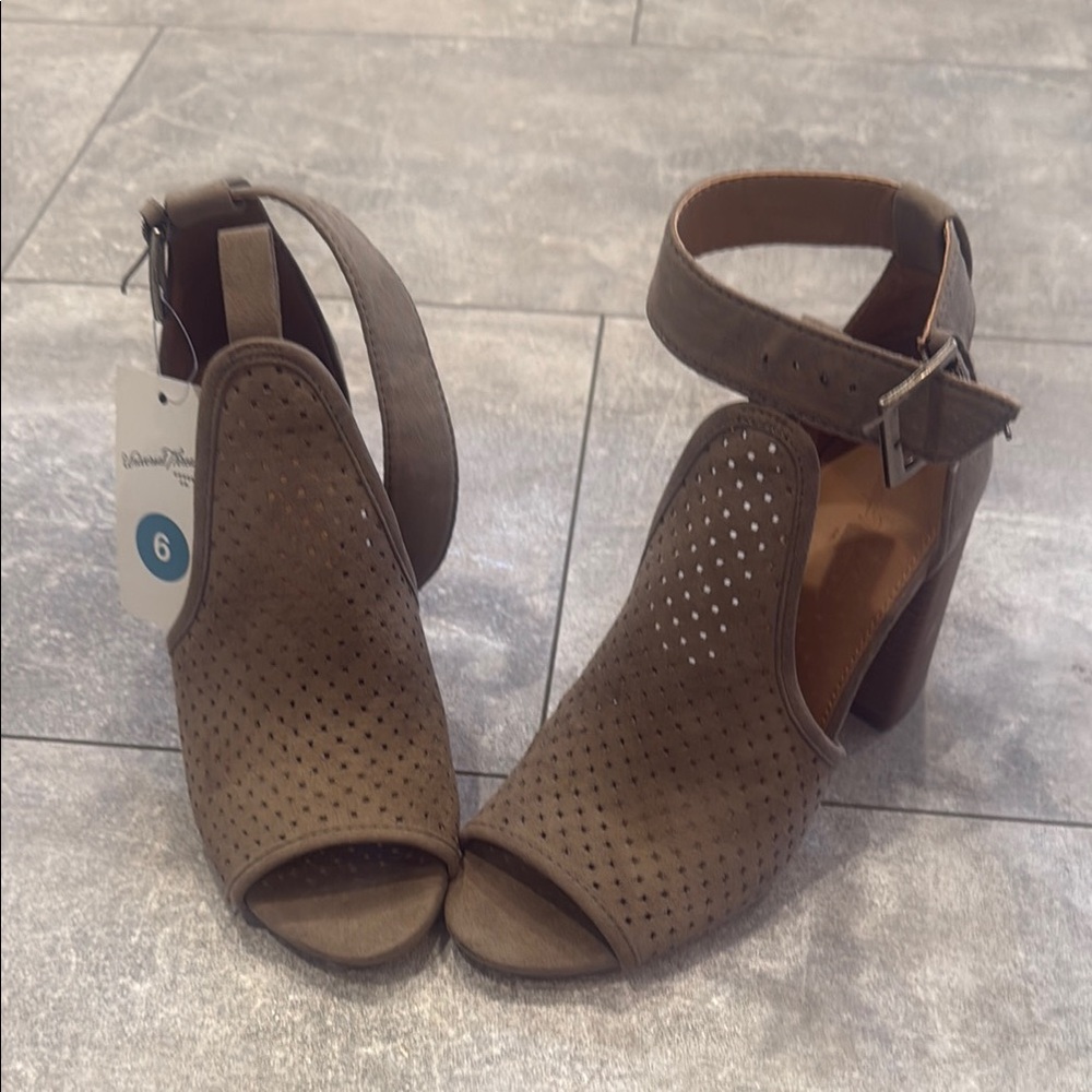 Universal Thread Brown Heels with Woven Pattern